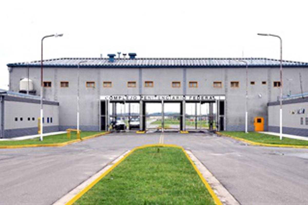 Decenas de empresarios y exfuncionarios superpoblaron la cárcel más grande del país