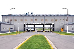 Decenas de empresarios y exfuncionarios superpoblaron la cárcel más grande del país