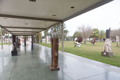 Decenas de esculturas, de distintos tamaños y materiales, se distribuyen en las 10 hectáreas del Predio de la Bienal en Resistencia