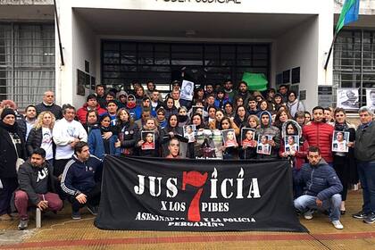 Decenas de familiares y amigos de las víctimas, ayer, en la puerta de los tribunales de Pergamino