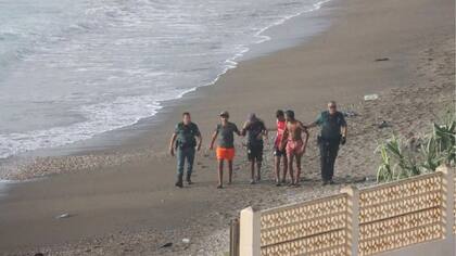 Decenas de jóvenes y niños marroquíes intentan llegar a nado a Ceuta