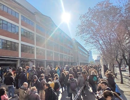 Decenas de manifestantes se concentraron frente al Polo Científico
