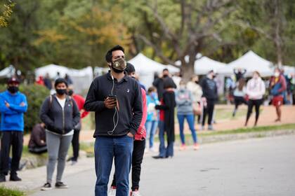 Decenas de mendocinos esperaban para testearse. Sin embargo, ahora la medida sólo rige para quienes no tienen obra social ni prepaga, luego de que los puestos se desbordaran.