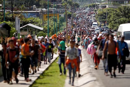 Decenas de migrantes decidieron irse en caravana desde Tapachula a Ciudad de México en medio del endurecimiento de las leyes migratorias de la administración Trump en EE.UU.