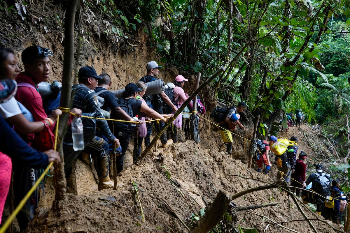 Decenas de Migrantes, la mayoría de ellos venezolanos, caminan en la región del Darién de Colombia rumbo a Panamá. (AP Foto/Fernando Vergara, Archivo)