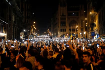Miles de personas salieron a las calles de Barcelona para rechazar las condenas de los líderes separatistas