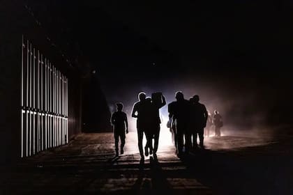 Decenas de miles de personas cruzan ilegalmente la frontera entre México y EE.UU. cada año