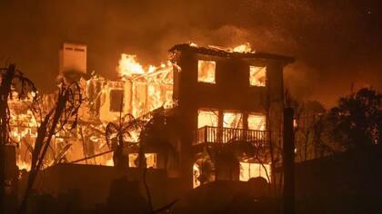 Decenas de miles de personas han sido evacuadas de sus hogares en Los Ángeles
