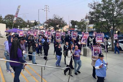 Decenas de miles de trabajadores del condado Los Ángeles inician huelga de 2 días