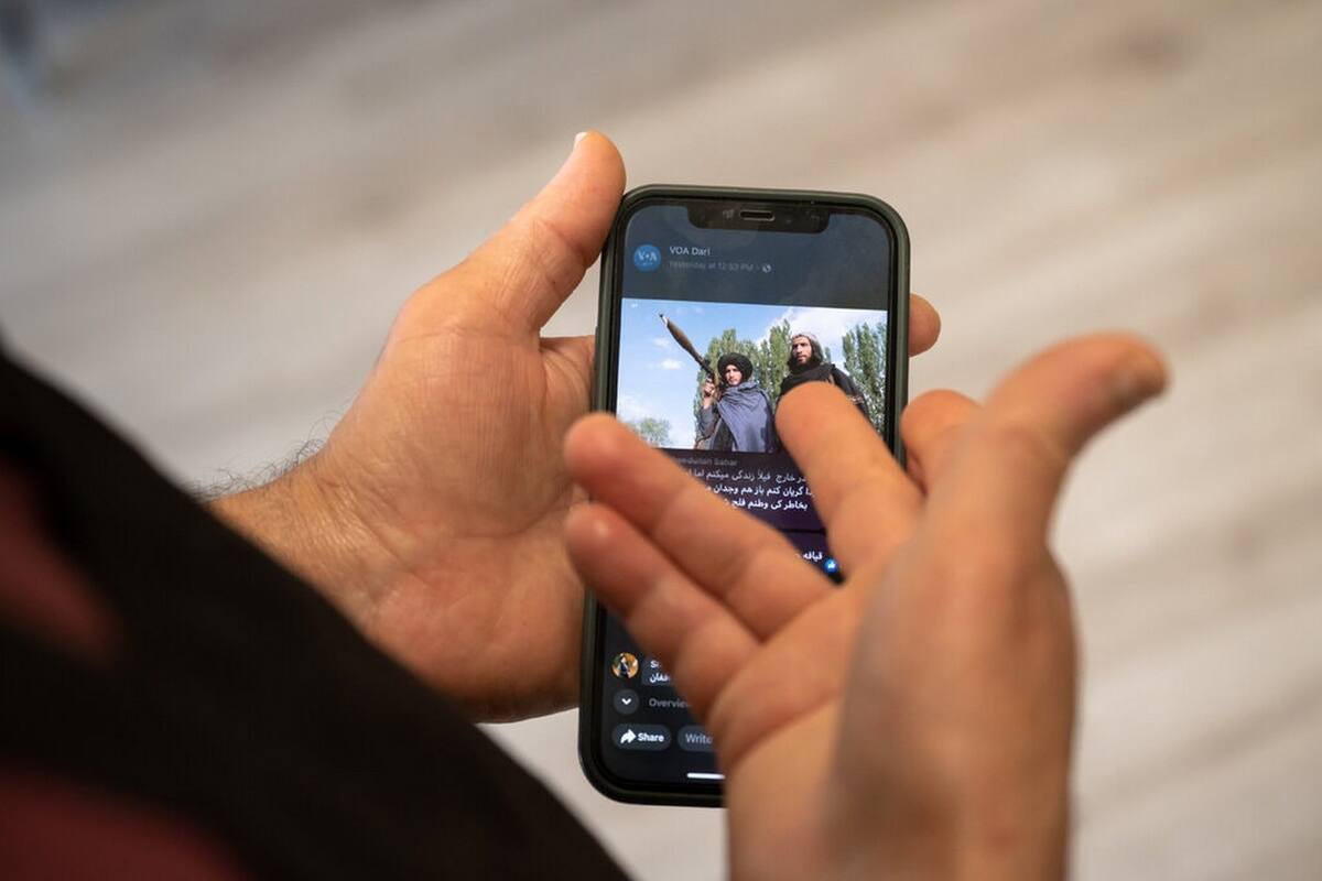 Decenas de millones de personas afganas tienen teléfonos móviles, lo que los conecta con el mundo exterior de maneras que eran imposibles cuando los talibanes gobernaron por última vez