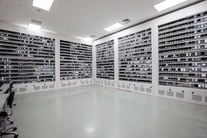 Decenas de móviles buscan sus propios fallos en el laboratorio de pruebas de estabilidad de Xiaomi en Pekín