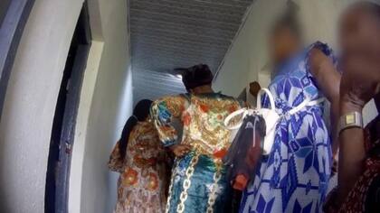 Decenas de mujeres esperaban para ver a la "doctora Ruth"