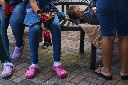 Decenas de niños entre 10 y 17 años fueron despertados en plena madrugada en albergues federales y trasladados urgentemente a un aeropuerto en Texas