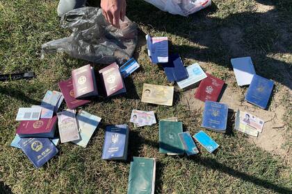 Decenas de pasaportes ucranianos y chinos encontrados abandonados en la frontera sur de Estados Unidos
