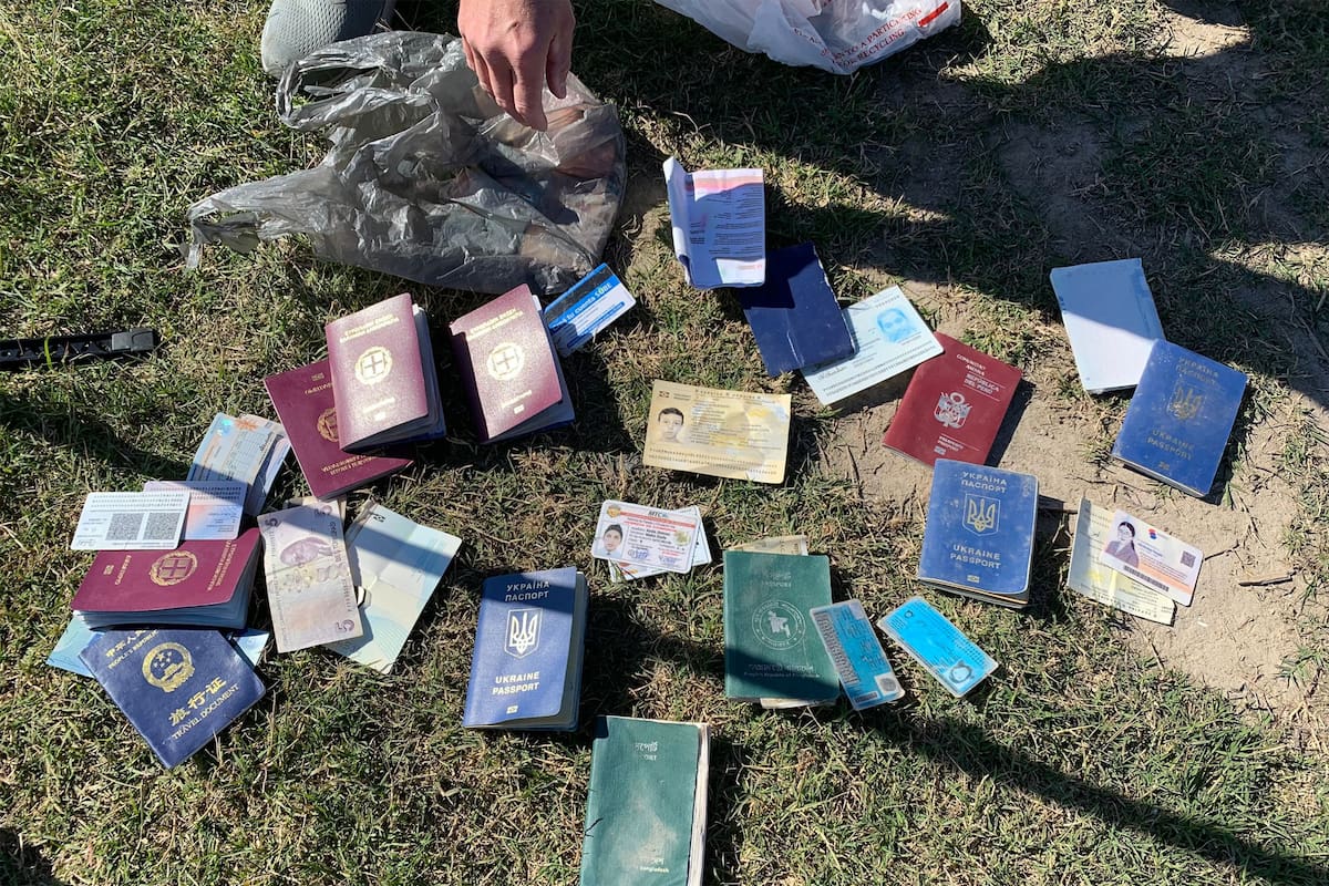 Decenas de pasaportes ucranianos y chinos encontrados abandonados en la frontera sur de Estados Unidos