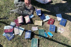 Decenas de pasaportes ucranianos y chinos encontrados abandonados en la frontera sur de Estados Unidos
