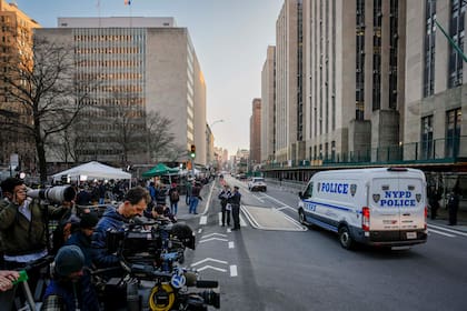 Decenas de periodistas se concentran en la acera de enfrente de la Corte Criminal de Manhattan