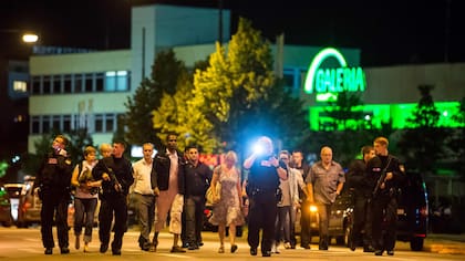 Decenas de personas, al ser evacuadas del shopping