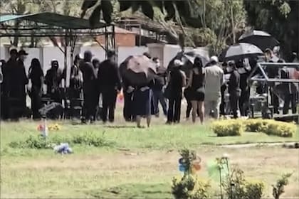 Decenas de personas asistieron al funeral del Mencho, que contó con una banda musical que cantó corrido mexicano en vivo y cinco camiones repletos de flores enviados por personas anónimas