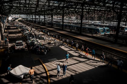 Decenas de personas colaboraron en la estación de Constitución con la recepción y carga de donaciones al Tren Solidario para auxiliar a los habitantes de Bahía Blanca,10 de marzo de 2025