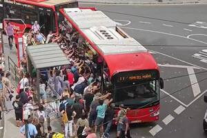 Decenas de personas empujaron un colectivo en Bilbao