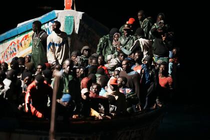 Decenas de personas en un cayuco a su llegada al muelle de La Restinga, a 4 de noviembre de 2023, en El Hierro, Islas Canarias (España)
