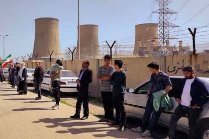 Decenas de personas forman un cordón humano alrededor de una planta energética