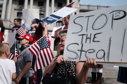 Decenas de personas que piden detener el conteo de votos en Pensilvania debido a un presunto fraude contra el presidente Donald Trump se reúnen en las escaleras de la capital del estado el 5 de noviembre de 2020 en Harrisburg, Pensilvania