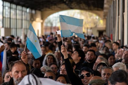 Decenas de personas recibieron a la Fragata Libertad.
