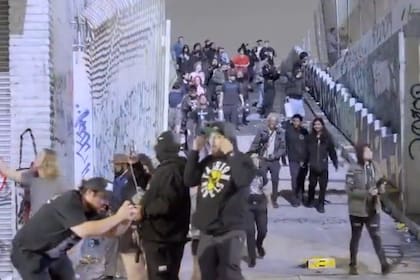 Decenas de personas salieron de un almacén cerrado en Trinity Street, donde se realizaba un evento musical no autorizado