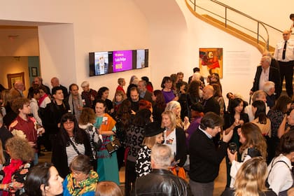 Decenas de personas se congregaron en el hall del Bellas Artes, donde se exhiben obras de Noé hasta mañana
