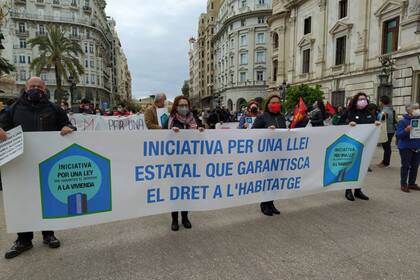 Decenas de personas se manifestaron en marzo en la ciudad de Valencia para reclamar una "ley estatal que garantice el derecho a la vivienda"