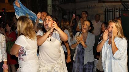 Decenas de personas se movilizaron frente al departamento de Cristina Kirchner, situado en Uruguay y Juncal