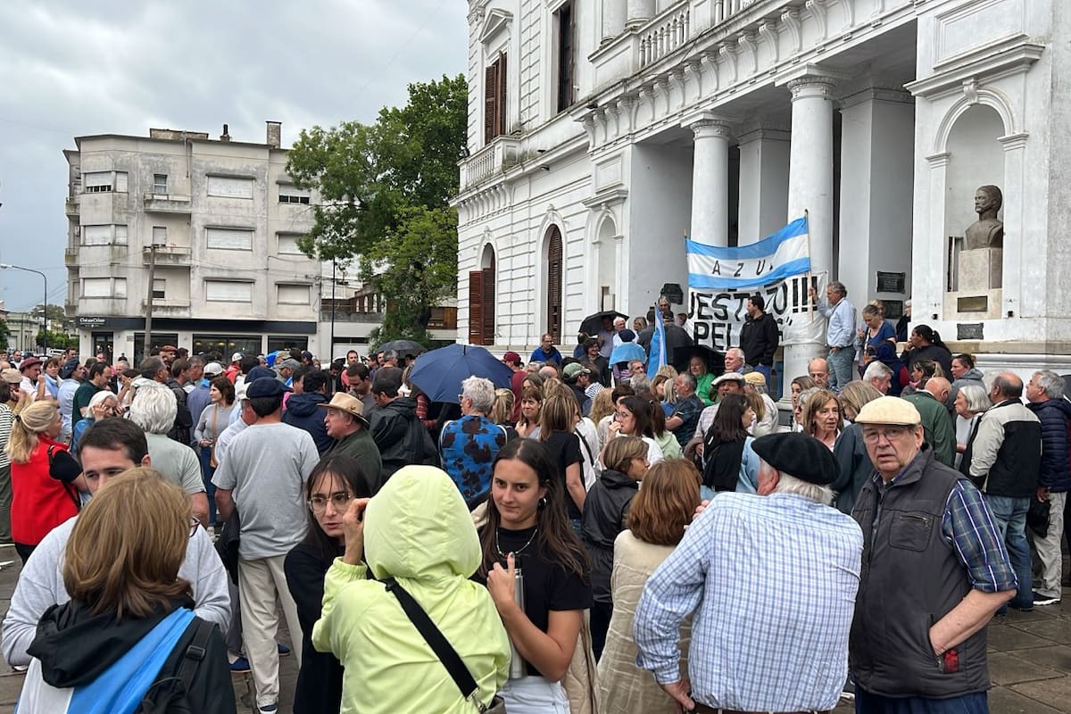 Decenas de productores agropecuarios se reunieron frente al municipio de Azul, en contra de un proyecto de ley que implicaría un aumento en la tasa vial y la creación de una nueva en concepto de tasa de servicio “esencial”
