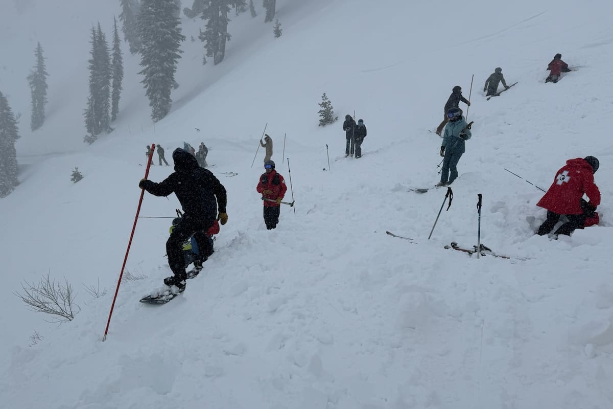 Decenas de rescatistas trabajaron por horas para buscar víctimas de la avalancha en el KT-22
