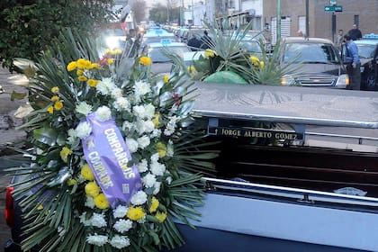 Decenas de taxistas en el cortejo fúnebre de Jorge Alberto Gómez