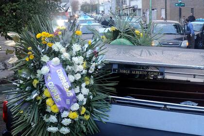 Decenas de taxistas en el cortejo fúnebre de Jorge Alberto Gómez