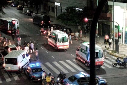 Decenas de testigos ven los esfuerzos de los médicos del SAME para atender a la mujer y a su hijo arrollados en Directorio y San Pedrito, Flores