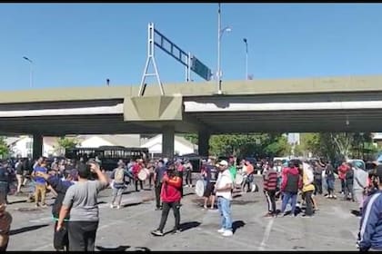Decenas de trabajadores portuarios bloquean los accesos a las terminales 4 y TRP