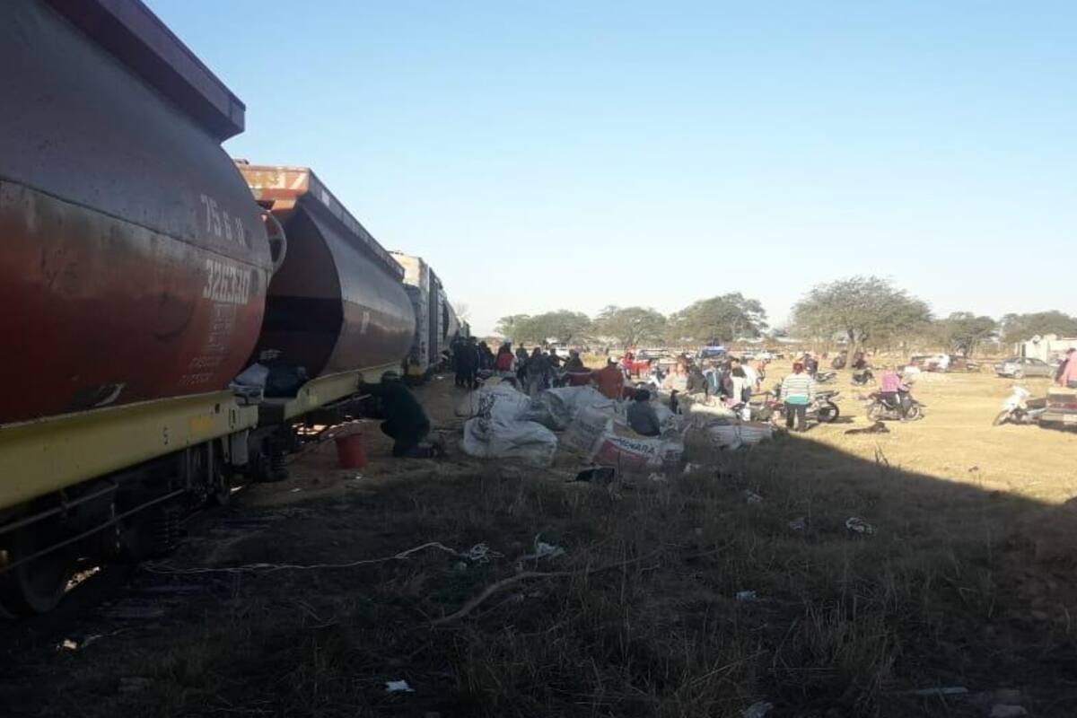 Decenas de vecinos en Frontera, Santa Fe, se llevaron maíz del tren. Foto gentileza El Periódico