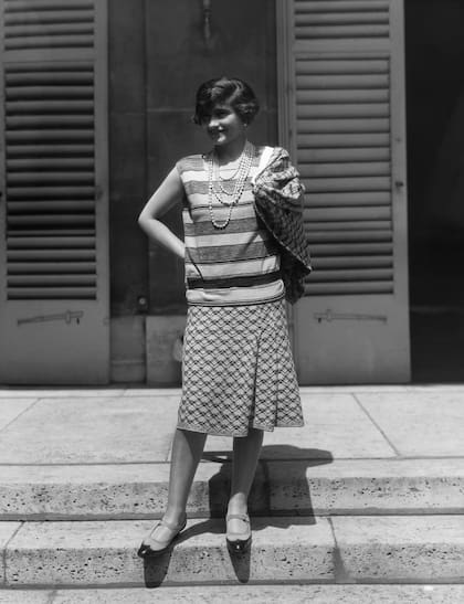 Decidida a dejar el pasado atrás, Gabrielle "Coco" Chanel ideó toda una historia sobre su familia. Pocas veces volvió a mencionar a Antoinette quien tuvo un papel relevante en los inicios de la maison
