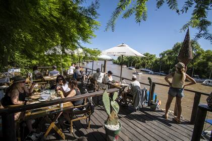 Deck con vista al rio en Arroyo Pajarito, un polo que pronto sumará un nuevo paseo con diferentes propuestas gastronóicas