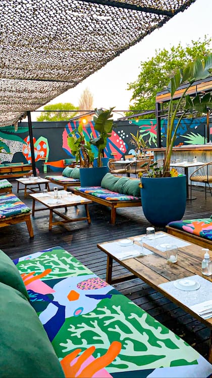 Deck del bar Aguaviva, del restaurante Enero