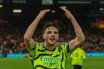 Declan Rice celebra tras marcar el cuarto gol de Arsenal en la victoria 4-3 ante Luton en la Liga Premier, el martes 5 de diciembre de 2023. (AP Foto/Ian Walton)