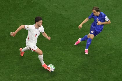 Declan Rice, con la pelota frente a la marca del croata Luka Modric
