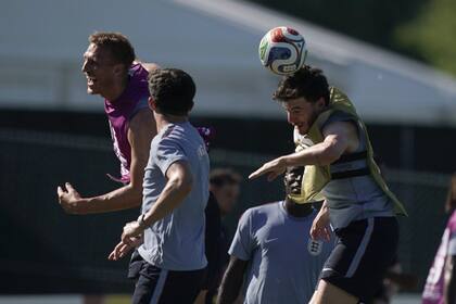 Declan Rice, uno de los futbolistas más buscados por los hinchas en la práctica abierta de Inglaterra en el Swope Soccer Village