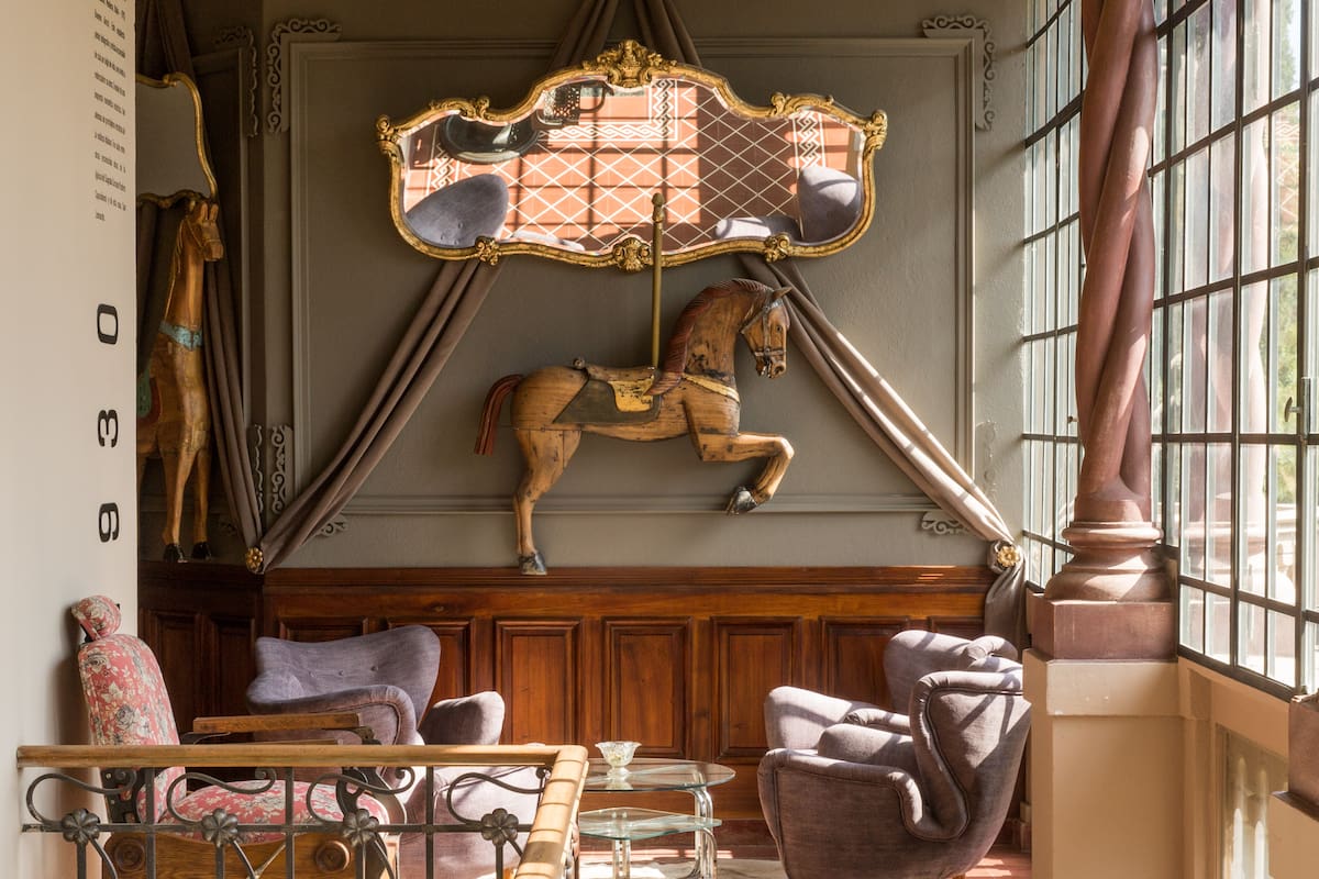 Decoración ecléctica, pero con mucho calor de hogar y el sello que el arquitecto Ferrari le imprimió a la casa, son las marcas propias de San Leonardo.