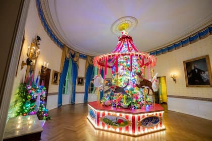 La Sala Azul de la Casa Blanca alberga el tradicional Árbol de Navidad oficial de cinco metros de alto