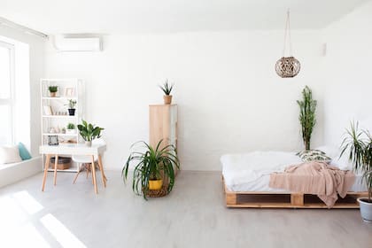Decoración simple y ordenada, pocos elementos y colores cálidos que complementan