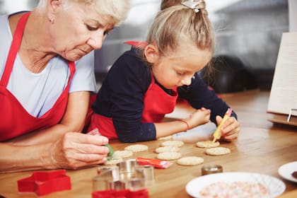 Decorar galletitas con los chicos es una buena forma de arrancar el Día del Niño